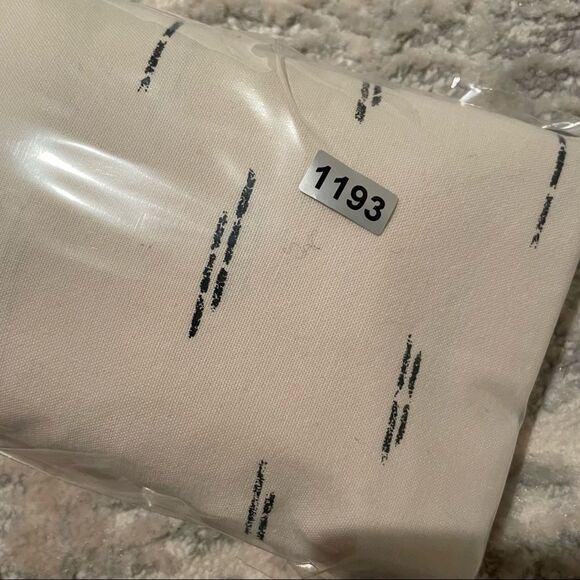 🚨 3 for $25 - AEO Off White Printed Classic Shirt - Picture 7 of 8